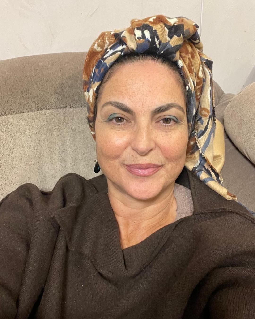 Yael Bendavid, souriante, le regard vers l'objectif